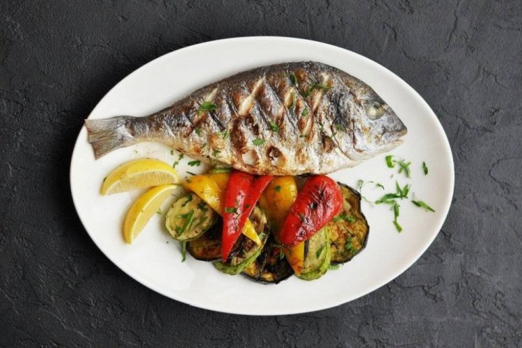 Дорадо с зеленью и лимоном на гриле