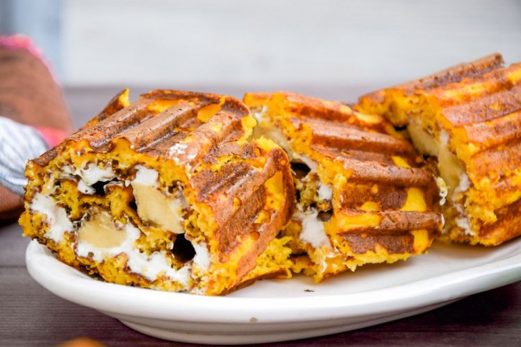 Тыквенные вафли с творогом, бананом и шоколадными дропсами