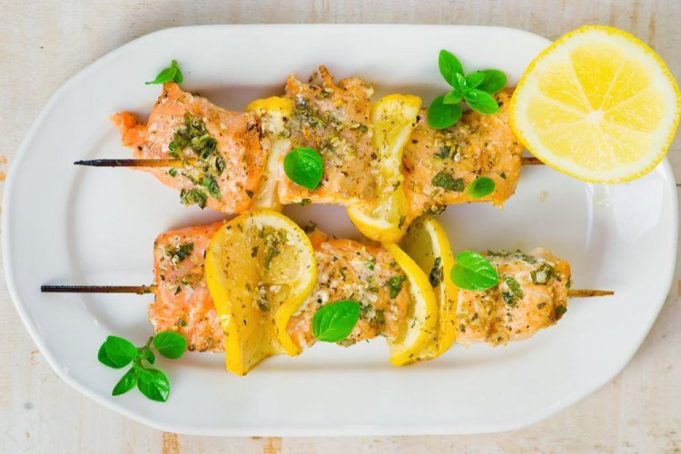 Шашлык из семги с лимоном, чесноком и зеленью