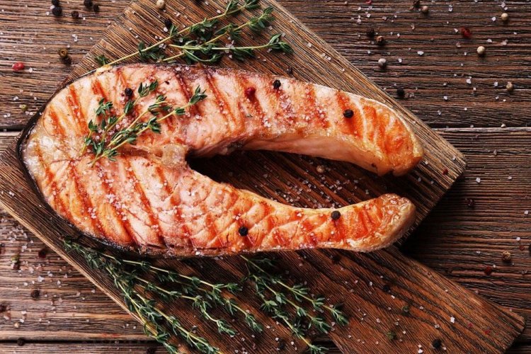 Запеченный стейк форели с ароматными травами на гриле