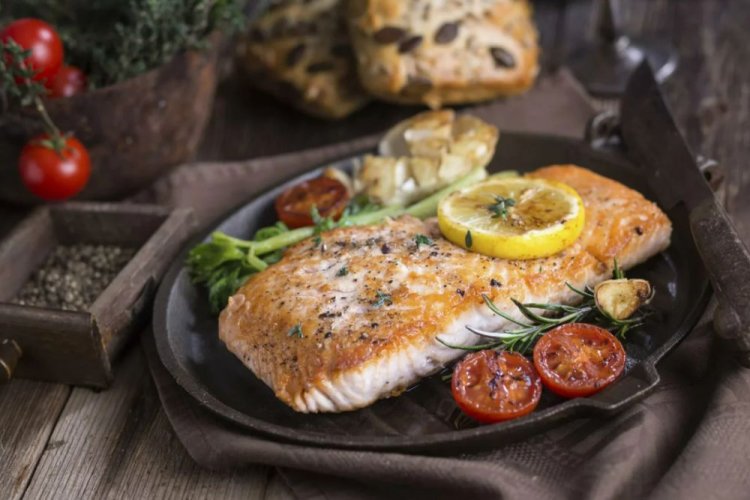 Филе форели на гриле, маринованное с кефиром и чесноком