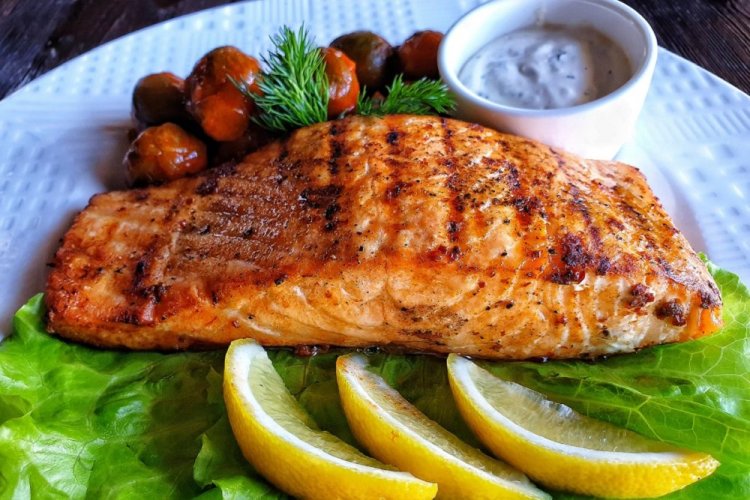 Филе форели на гриле, маринованное в томатном соке с аджикой