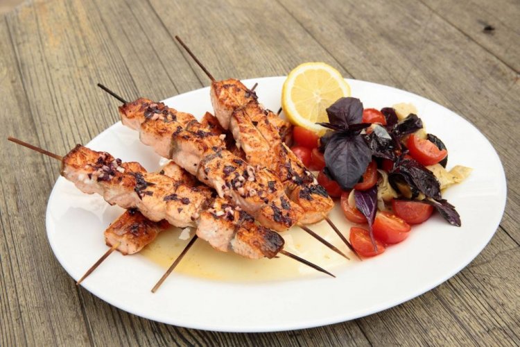 Шашлык из форели с чесноком и базиликом