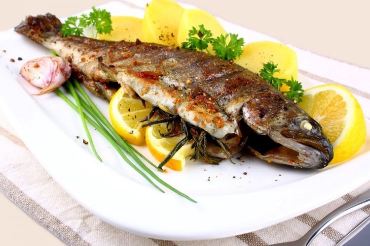 Форель с лимоном, чесноком и розмарином на гриле