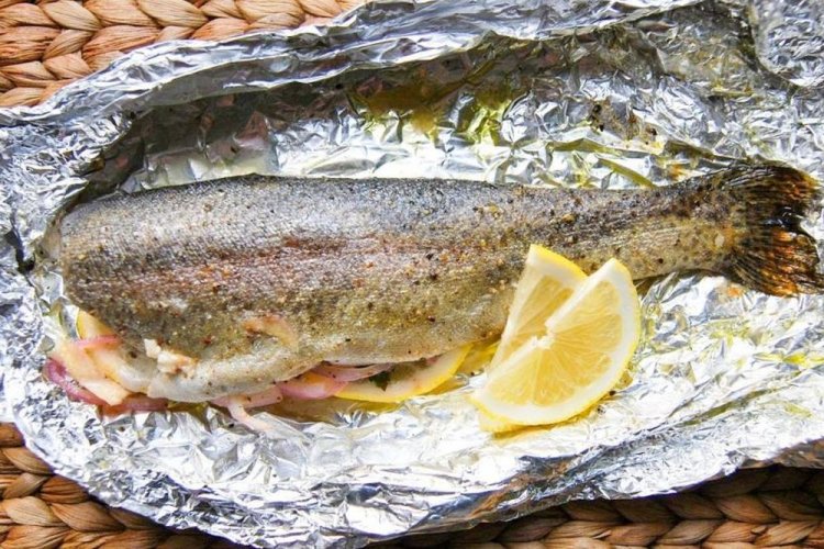 Форель с луком и лимоном, запеченная в фольге на гриле