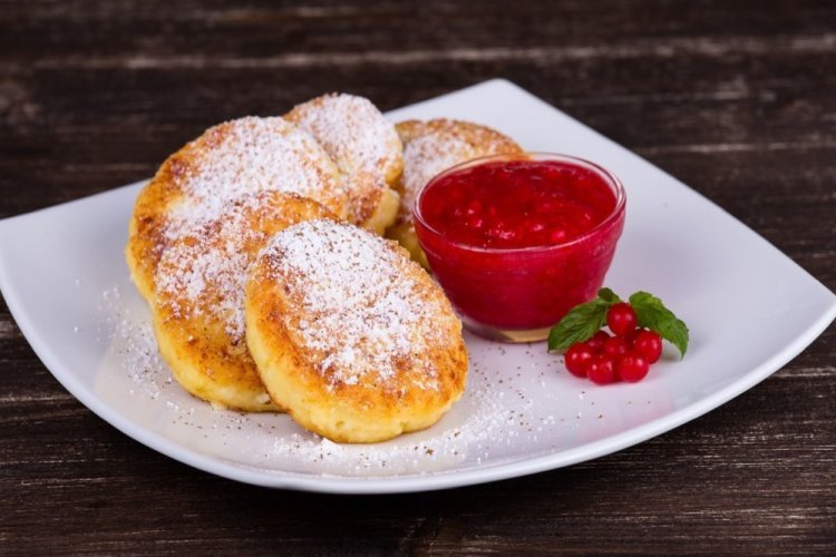 Сырники с брусникой