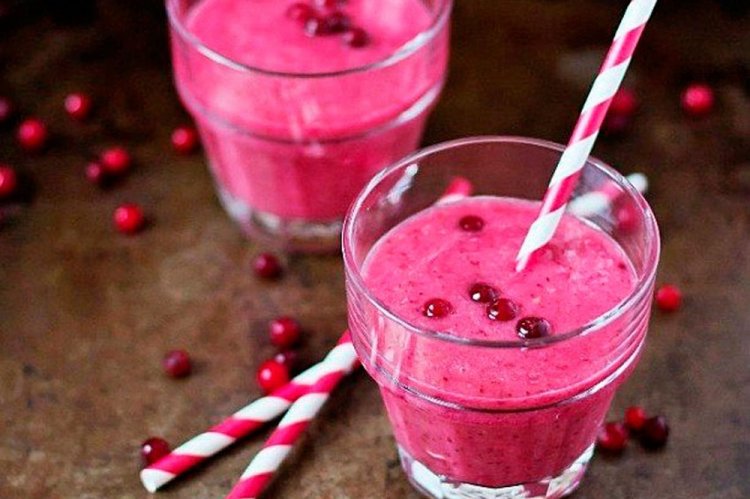 Смузи из брусники и клубники