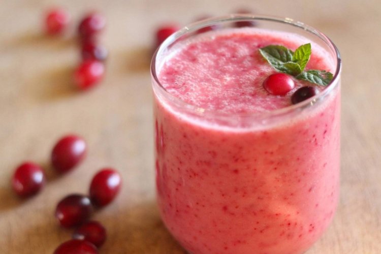 Коктейль из брусники с мороженым