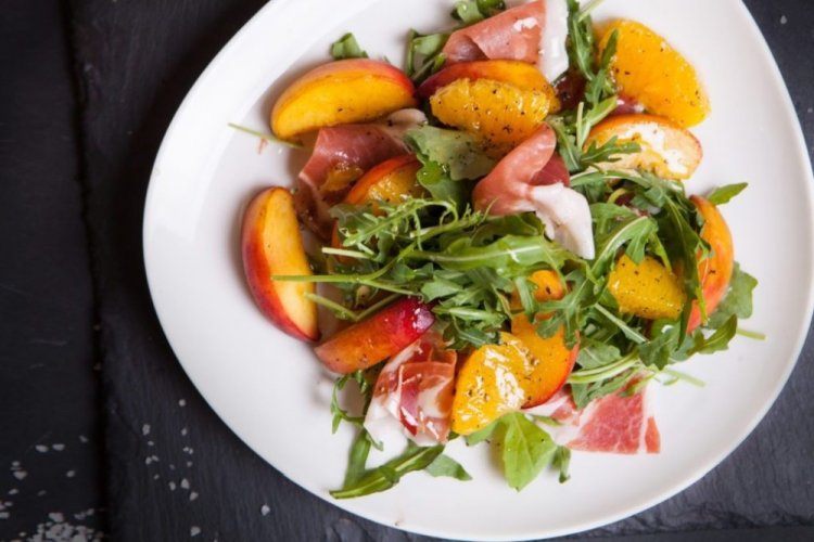 Салат с хамоном и нектаринами