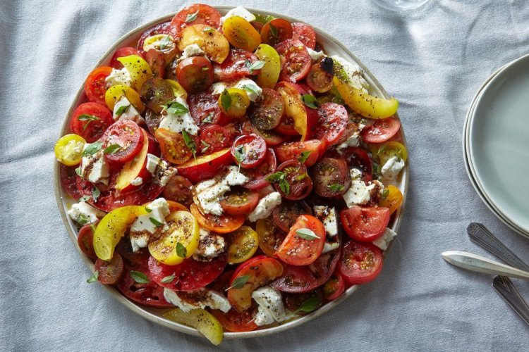 Салат с помидорами и нектаринами