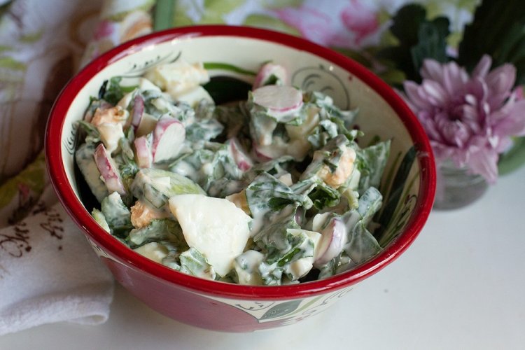 Салат со шпинатом, огурцом и редиской