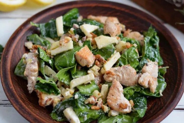 Салат с курицей и шпинатом