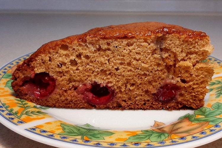 Медовый пирог с вишней