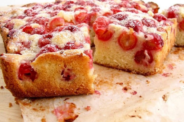 Шарлотка с вишней