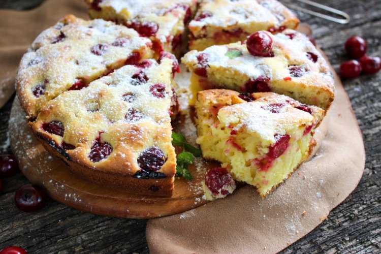 Пирог на сметане с вишней