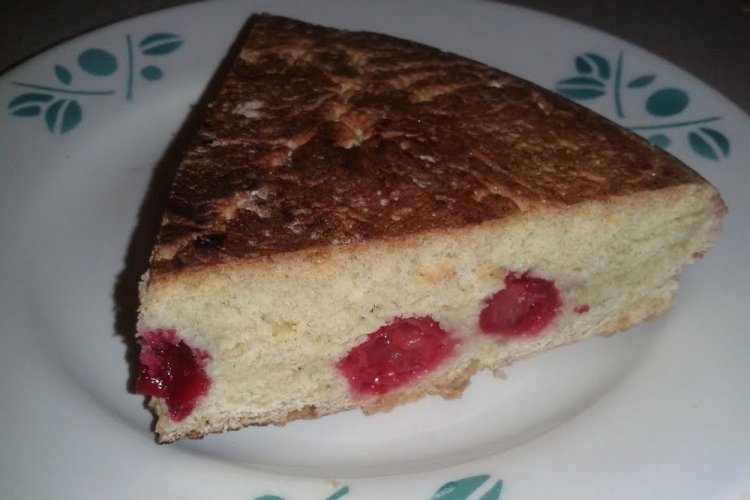 Пирог с вишней на сковороде