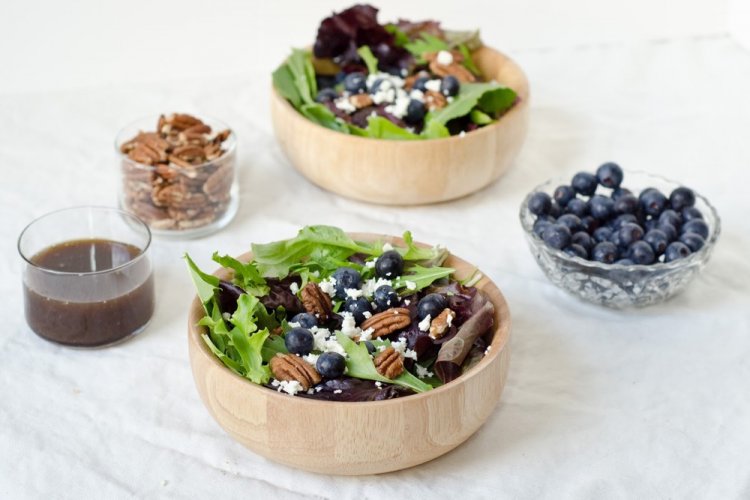 Салат с черникой и орехами