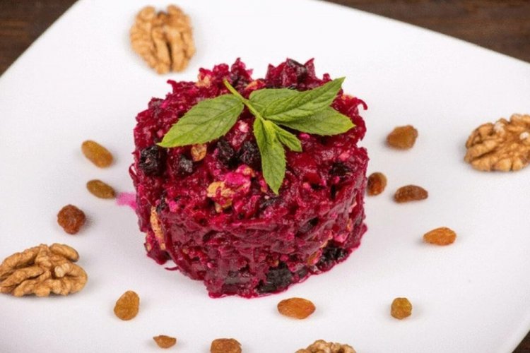 Салат со свеклой и черникой