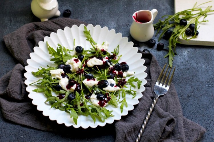 Салат с черникой и мягким сыром