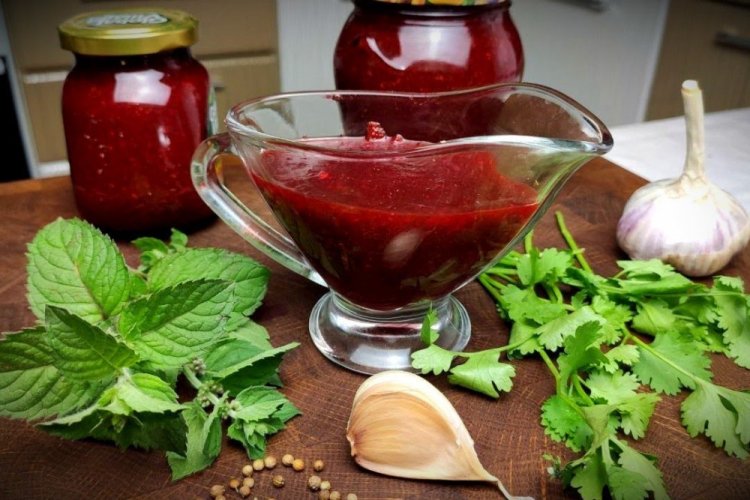 Ткемали из алычи с чесноком и кинзой