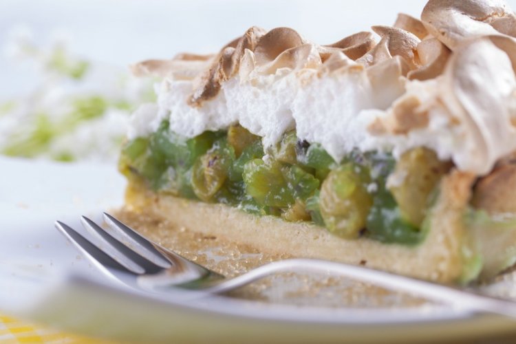 Ореховый пирог с крыжовником и безе