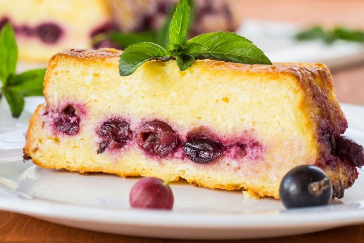 Пирог на манке с крыжовником