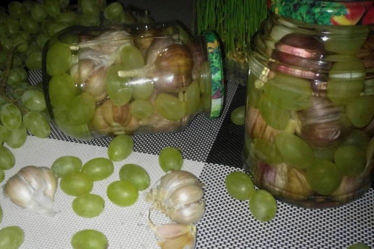 Маринованный виноград с чесноком
