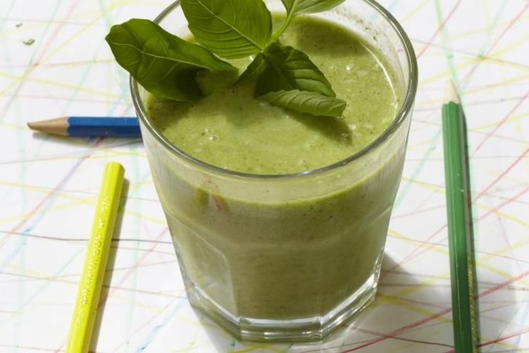 Смузи с бананом и базиликом