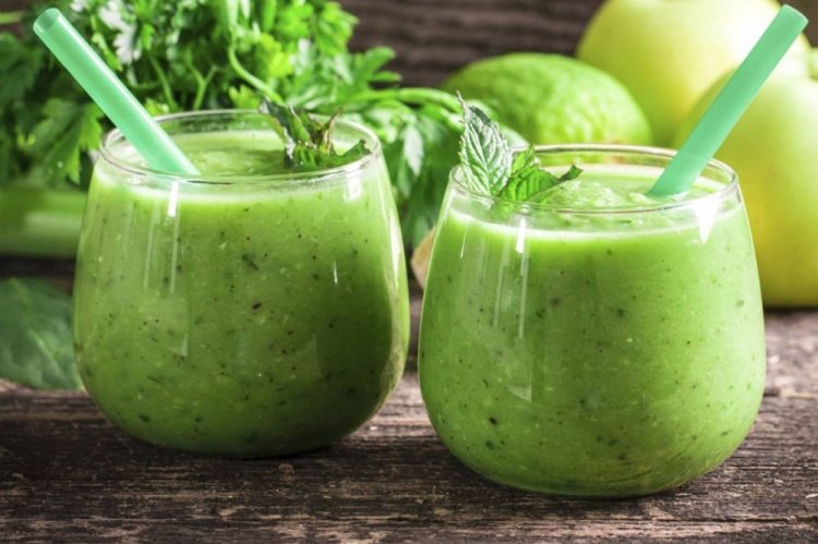 Зеленый смузи с базиликом