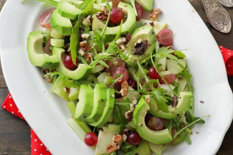 Салат с авокадо и виноградом