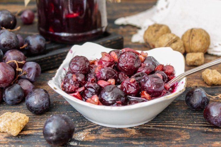 Варенье из винограда с грецкими орехами