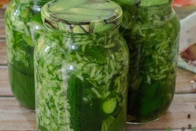 Тертые огурцы с виноградом на зиму