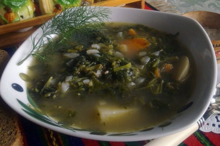 Постные щи из крапивы и щавеля на костре