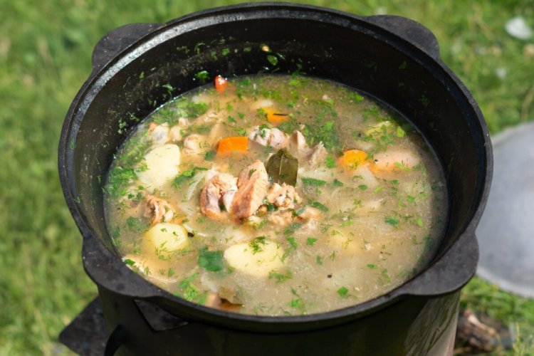 Уха в казане на костре