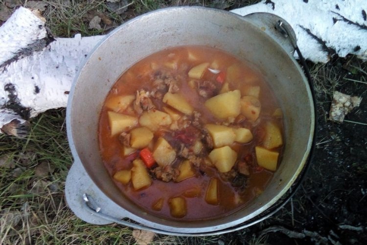 Гречневый суп с тушенкой в казане на костре