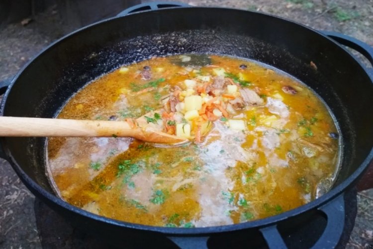 Гороховый суп с копченостями в казане на костре