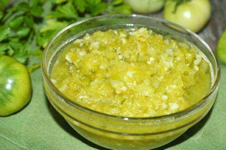 Зеленые помидоры с хреном на зиму