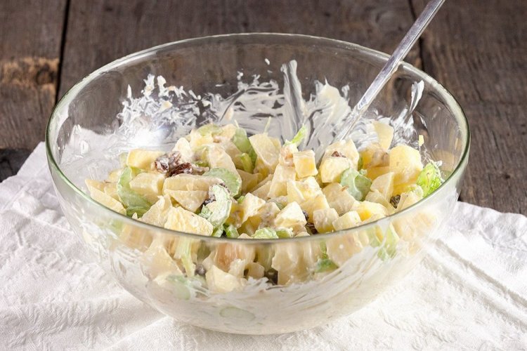 ПП салат с курицей, ананасом и сельдереем