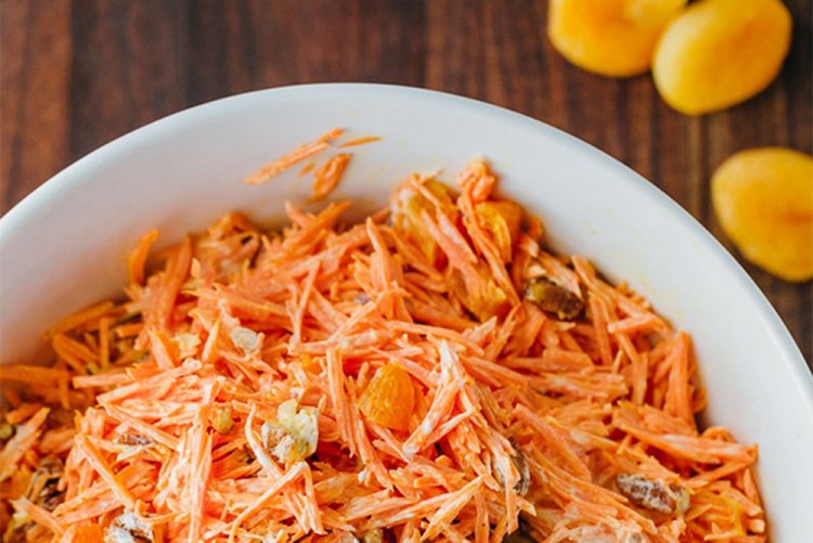 Салат с яблоками и курагой