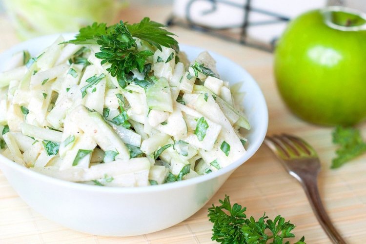 Салат с яблоком и огурцами