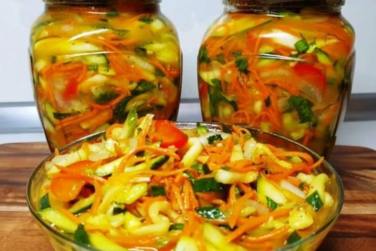 Салат с капустой, огурцами и цукини на зиму