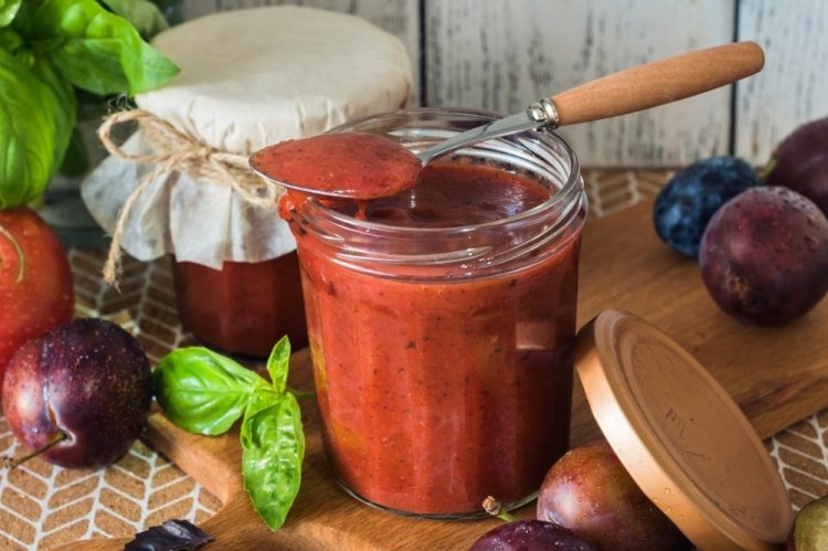 Томатный соус со сливами и базиликом на зиму