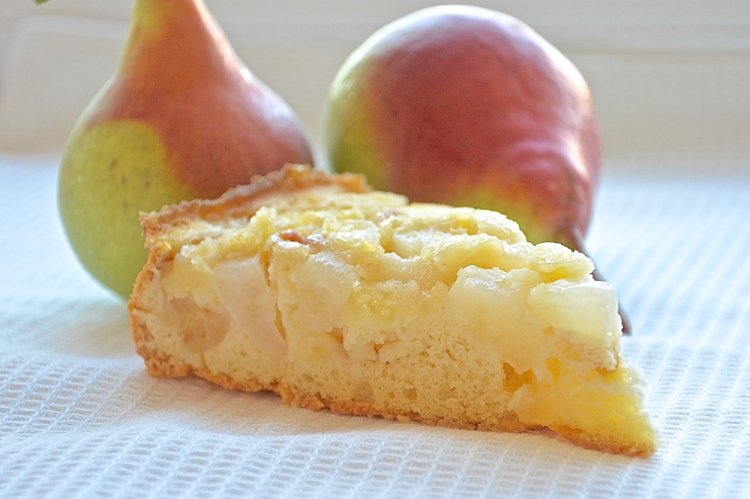 Шарлотка с грушей