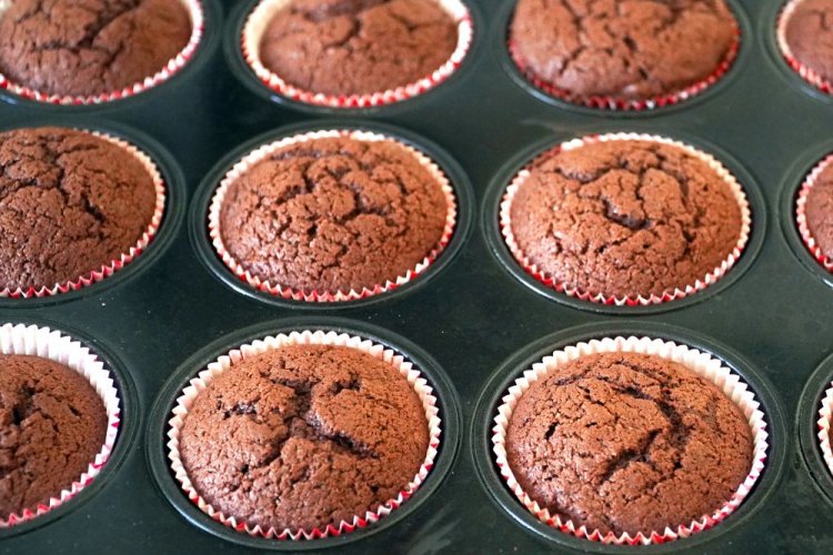 Шоколадные маффины с грушей