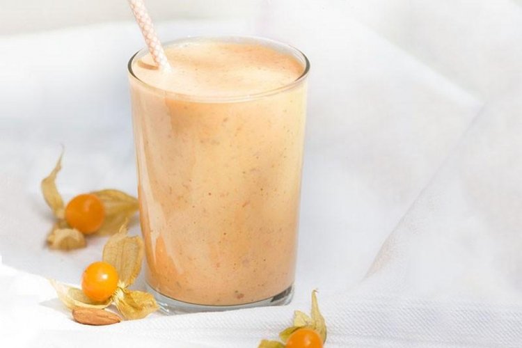 Смузи из физалиса и миндального молока