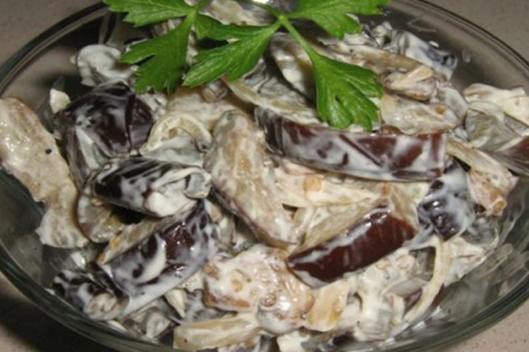 Салат с баклажанами и физалисом