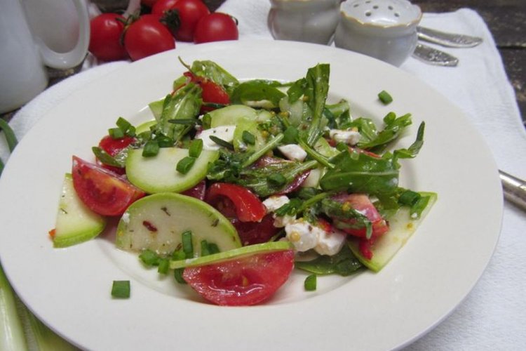 Салат со свежими кабачками и помидорами