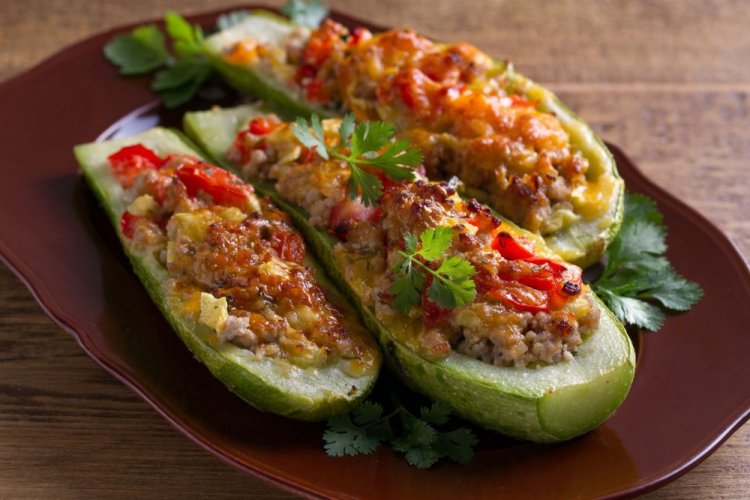 Фаршированные лодочки из кабачков