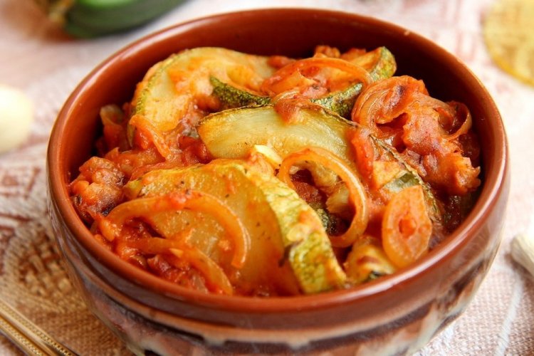 Тушеные кабачки в томате