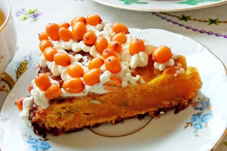 Морковный пирог с облепихой